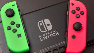 Switch'in arka tarafında oturan yeşil ve pembe Joy-Con