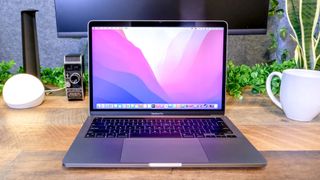 Masa üzerinde duran MacBook Pro 13 inç (M2, 2022) —MacBook Pro 13 inç (M2, 2022) incelemesi