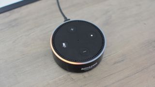 Echo Dot nasıl sıfırlanır: Dönen turuncu ışık, fabrika ayarlarına sıfırlamanın tamamlandığını onaylar