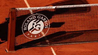 Fransa Açık 2022 için Roland Garros logolu tenis ağı