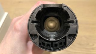 Dyson V11 elektrikli süpürgenin hortumundan bakmak