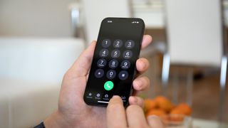 Çevrilmek üzere bir telefon numarasıyla tutulan bir iPhone