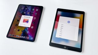 Yakındaki yeni bir iPad'i Hızlı Başlatma olanağı sunan bir iPad