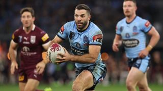 NSW Blues takımından James Tedesco, State of Origin serisinin ikinci maçında topu yönetiyor