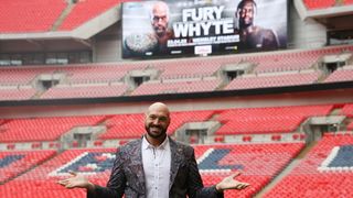 Tyson Fury, Wembley Stadyumu'nda Dillian Whyte ile yaptığı dövüşün posterinin önünde duruyor