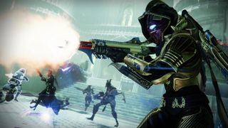 Destiny 2: The Witch Queen'de bir Muhafız silahını ateşliyor