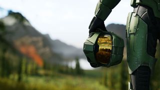 Master Chief kaskını tutuyor