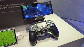 Telefon ekli bir DualShock 4 kontrol cihazı