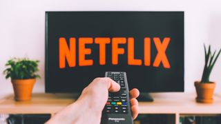 Netflix logolu bir ekrana dönük TV uzaktan kumandası