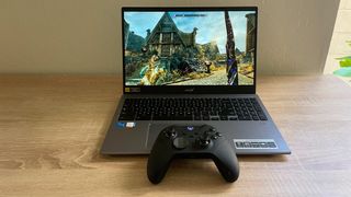 Skyrim'in yakınlarda Xbox gamepad ile çalıştığını gösteren Chromebook'ta Steam