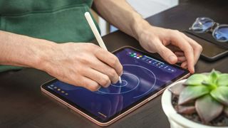 Apple Pencil ile iPad'de çizim yapan bir kişi, Apple Pencil'ın çalışmamasının nasıl düzeltileceğine ilişkin bir makaleyi temsil ediyor