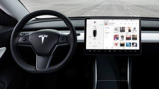 Tesla Model 3'ün kabin içindeki direksiyon simidi ve merkezi ekran