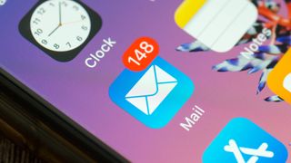 Mail uygulamasının odakta olduğu iOS ana ekranı