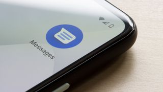 Android'de spam metinlerin nasıl engelleneceği hakkında bir makaleyi temsil eden bir Android cihazdaki Google Mesajlar uygulaması