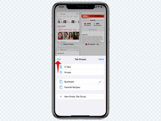 iOS 15'te Safari'de Sekme Grupları menüsündeki Düzenle'de kırmızı bir ok yukarıyı gösteriyor