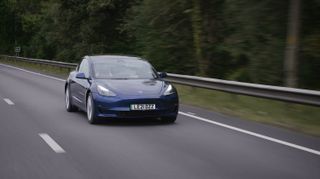 otoyolda tesla model 3