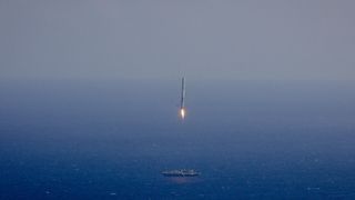 SpaceX, üç roket çekirdeğini de indirmeye ve yeniden kullanmaya çalışacak.  Kredi bilgileri: SpaceX