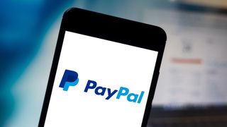 Bulanık bir arka plana karşı bir akıllı telefonda PayPal logosu