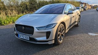 taşra sokağında jaguar i-pace