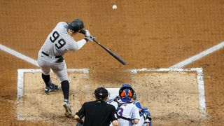 Aaron yargıç Mets vs Yankees canlı yayınında beyzbola vuruyor