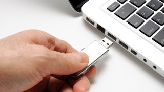 USB, Dizüstü bilgisayar bağlantı noktasına takılıyor