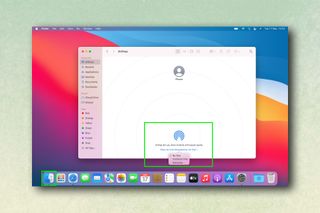 AirDrop kullanılarak görüntülerin iPhone'dan Mac'e nasıl aktarılacağını gösteren ekran görüntüleri