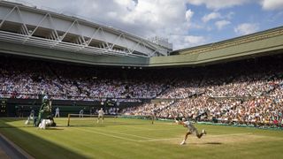 Wimbledon sırasında Merkez Kortta Tek Erkekler Yarı Finalleri sırasındaki tenis aksiyonunun genel bir görünümü