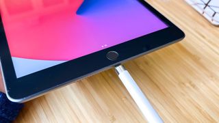 Bir iPad'in Lightning bağlantı noktasına takılan birinci nesil Apple Pencil