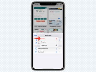 Kırmızı bir ok, iOS 15'te Safari'de Sekme Grupları menüsünde Sil'i gösteriyor