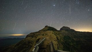 Hindistan, Maharashtra'daki Rajgad Kalesi üzerinde Geminid meteor yağmuru.