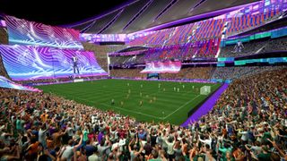 FIFA 22 Ultimate Team'de taraftarlarla çevrili bir sahada futbol maçı