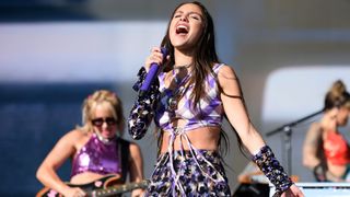 Olivia Rodrigo, Glastonbury 2022'de Diğer Sahnede performans sergiliyor