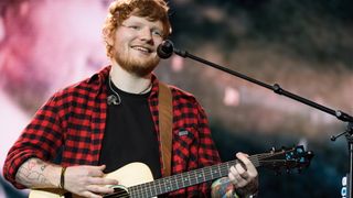 Ed Sheeran Glastonbury Festivali'nde performans sergiliyor