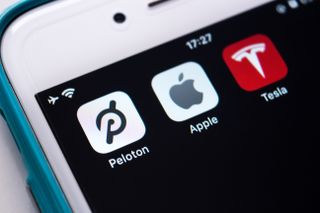 tesla, apple ve peloton uygulamaları ile iphone Se