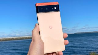 Elinde tutulan Google Pixel 6