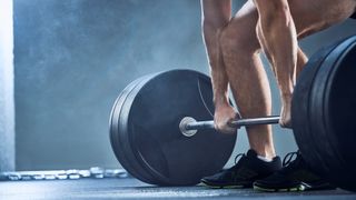 spor salonunda deadlift yapan bir adamın fotoğrafı