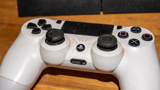 Kirli bir PS4 DualShock denetleyicisinin fotoğrafı