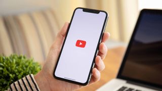 iPhone ekranında YouTube logosu