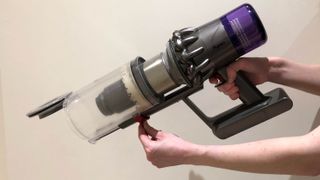 Dyson V11 elektrikli süpürge boşaltılıyor